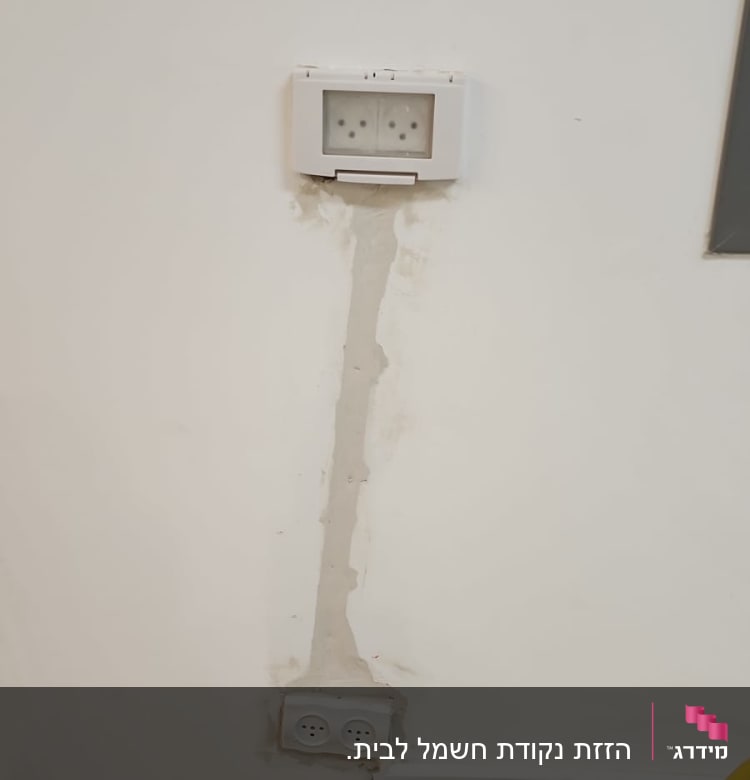 שקעי חשמל על קיר עם חוטים צהובים